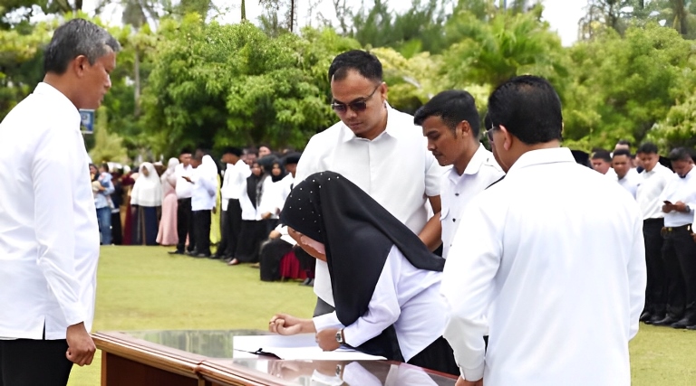 Pj Wako Pariaman Roberia menyaksikan PPPK menandatangani Surat Pernyataan Pelantikan serta Surat Pernyataan Melaksanakan Tugas.