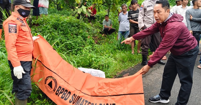MENGGEMPARKAN: Petugas kepolisian bersama BPBD Tanahdatar mengevakuasi penemuan mayat dalam karung yang ditemukan di Jorong Sungaitarab, Nagari Sungaitarab, Tanahdatar Rabu (19/2).(DOK.BPBD TANAHDATAR