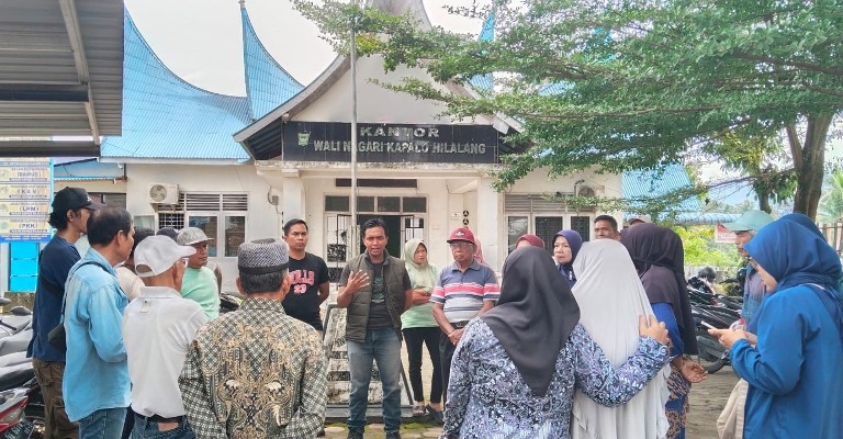 ARAHAN: Ferdiansyah (pakai rompi),  bersama warga untuk menyampaikan protes dan mediasi dengan pihak HKI terkait dampak negatif proyek tol yang tak kunjung diselesaikan, kemarin.(ARIS/PADEK)