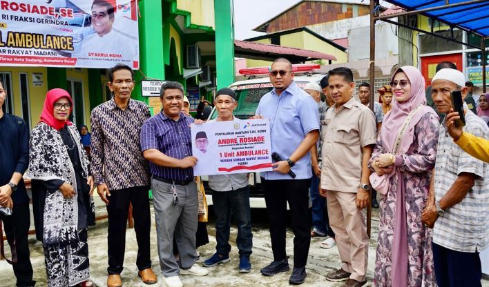 Andre Rosiade menyerahkan ambulans kepada Yayasan Sumbar Rakyat Madani, di halaman Masjid Al Ikhwan Simpang Haru, Kelurahan Sawahan Timur, Kota Padang, Sumatra Barat (Sumbar), Sabtu (8/2/2025).