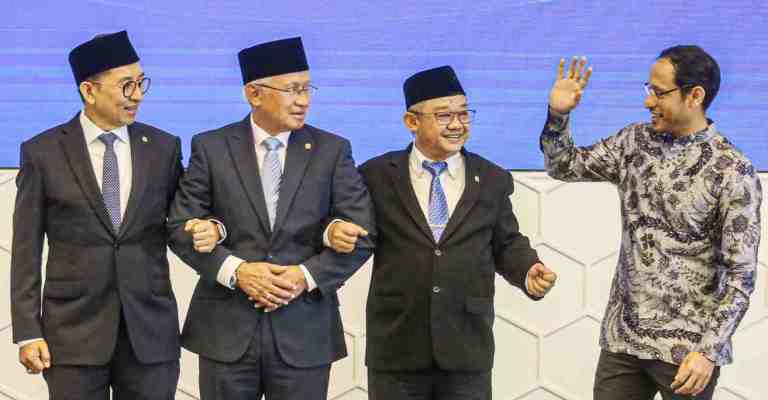 Menteri Pendidikan Tinggi, Sains, dan Teknologi (Mendiktisaintek) Satryo Soemantri Brodjonegoro (dua kiri), di-resuffle oleh Presiden Prabowo Subianto, Rabu (19/2/2025). (Foto Dok Jawapos)