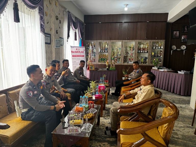 DISKUSI: Jajaran Satlantas Polres Payakumbuh ketika bersilaturahmi dengan Kepala SDS IT IPHI Payakumbuh terkait Program Polisi Cilik (Pocil).(TIM LAMAN GURU)