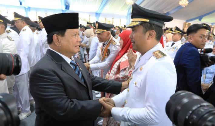 Satu per satu Presiden Prabowo jabat tangan semua kepala daerah beserta pendampingnya usai pelantikan, Kamis (20/2/2025).