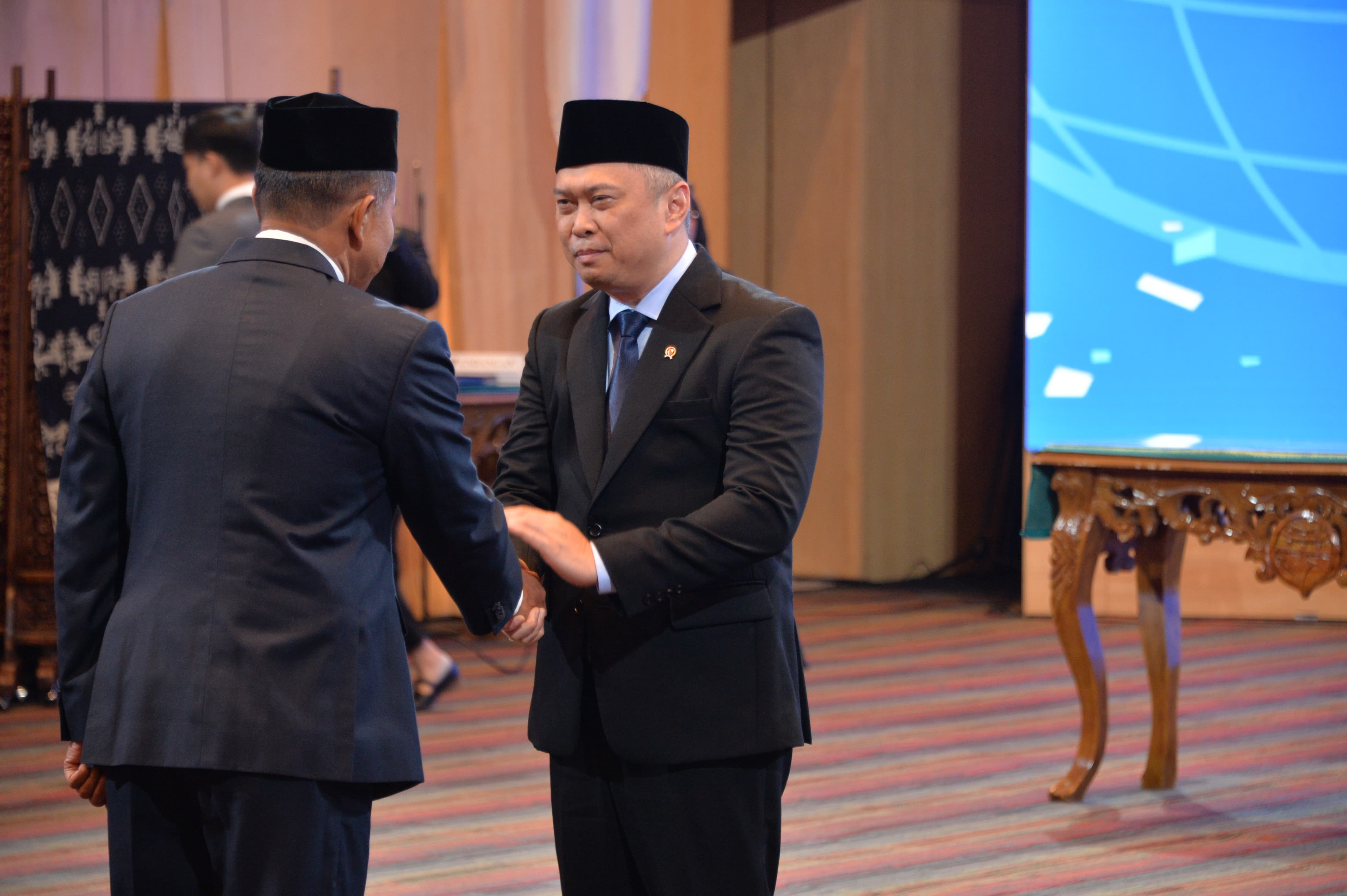Menhub Dudy melantik Marsekal Madya TNI Mohammad Syafii sebagai Kepala Basarnas di Kantor Kementerian Perhubungan Jakarta, Jumat (21/2/2025). (Foto: Kemenhub RI)