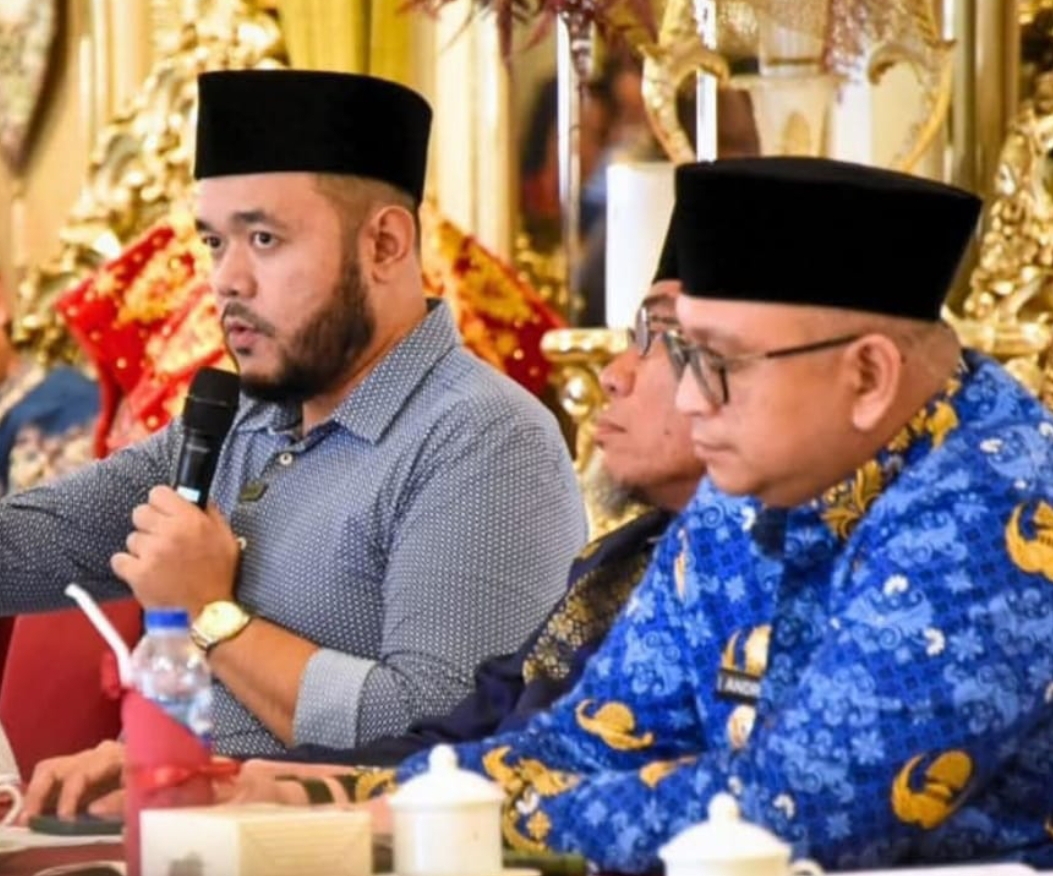 Fadly Amran dan Maigus Nasir sebagai Wali Kota dan Wakil Wali Kota Terpilih serta Pj Wako Andree Algamar, pada 17 Februari 2025 pertemuan dengan jajaran Pemko Padang. (Foto: Prokopim)