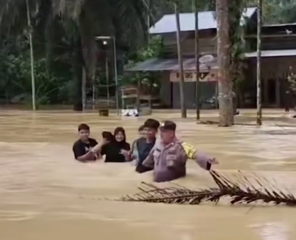Personel Polres Dharmasraya melalui Polsek Sitiung yang dipimpin Kapolsek AKP Sitrisman, mengevakuasi korban banjir pada Jumat (21/2/2025) pagi.(Foto: Polsek for Padek)
