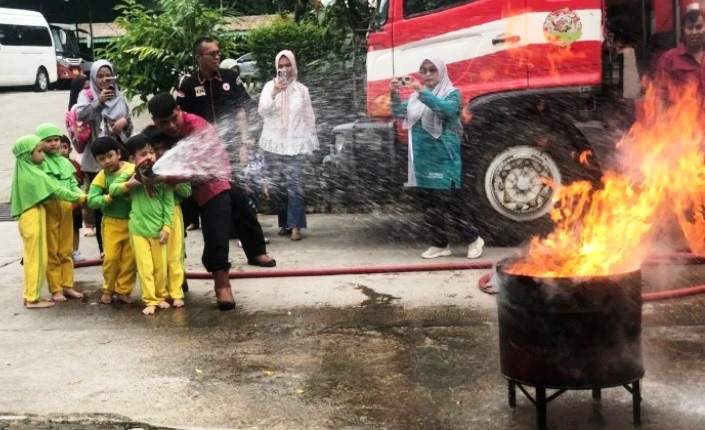 Anak TK Rahmah Abadi memadamkan api di Pos Pemadam Kebakaran PT Semen Padang, Rabu (5/2/2025).