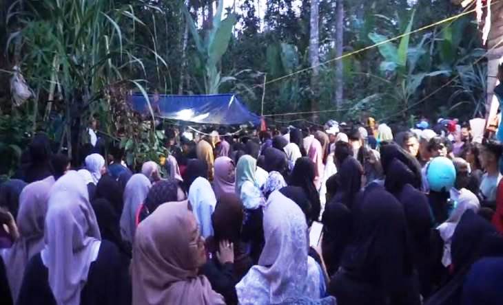 Usai diautopsi, korban pembunuhan yang jasadnya ditemukan di dalam karung, Cinta (15) dikebumikan Kamis (20/2/2025) sore di sebelah rumahnya di Jorong Guguakmanih, Nagari Sumanik, Salimpaung.