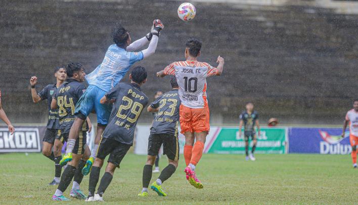 Syamsul Arifin (biru/PSPP) sukses membuat frustasi barisan depan Josal FC dengan penampilan gemilangnya (Foto: Fahrez Kusuma)