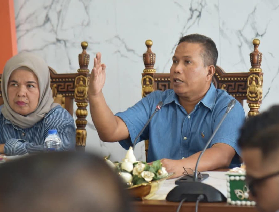 Wakil Wali Kota Pariaman, Mulyadi, memimpin rapat penajaman visi dan misi dalam penyusunan RPJMD Kota Pariaman 2025-2030, Sabtu (22/2). (Foto: Kominfo)