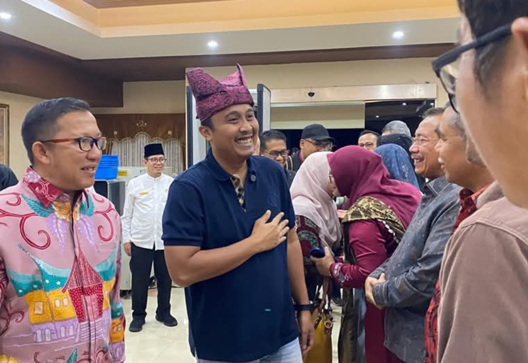 Wakil Gubernur Sumatera Barat, Vasko Ruseimy, mendapat sambutan puluhan kepala OPD di Bandara Internasional Minangkabau. (Foto: Adpim)