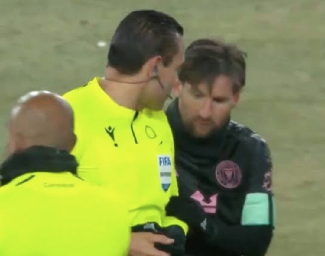 Concacaf dilaporkan telah memberikan sanksi kepada wasit asal Meksiko, Marco Antonio Ortiz, setelah ia mendekati Lionel Messi usai laga Inter Miami melawan Sporting Kansas City. (Foto: La Popu)