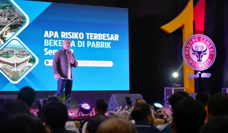 Auditor Senior SMK3, Muhammad Deny, menjadi narasumber Seminar K3 yang  digelar PT Semen Padang.