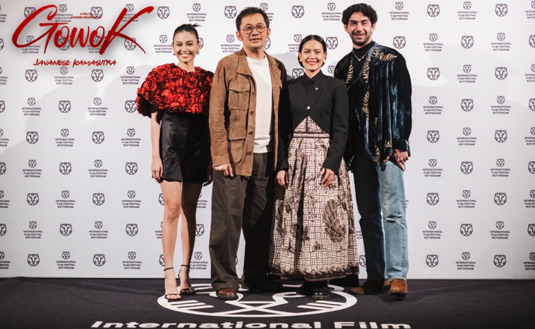Sutradara Hanung Bramantyo bersama pemain