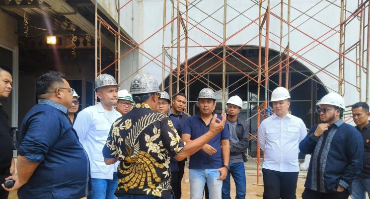 Wagub Sumbar Vasko Ruseimy bersama Ketum HIPMI Sumbar Akbar Buchari, meninjau langsung perkembangan proyek pembangunan Basko City Mall di Kuranji, Kota Padang, Minggu (23/2/2025).