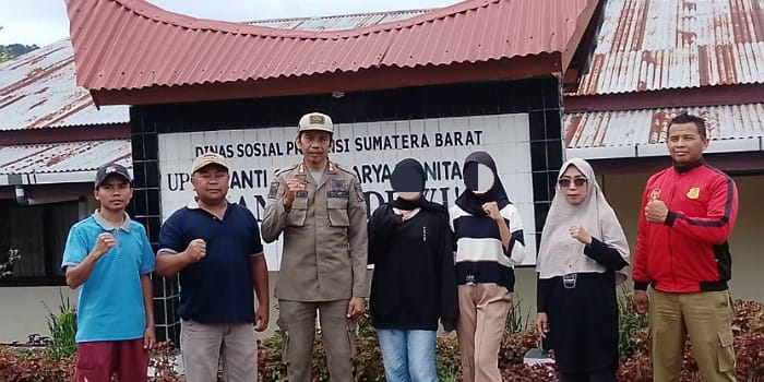 Dua ABG ini dikirim ke Panti Andam Dewi Arosuka, Kabupaten Solok, usai terjaring oleh Dinas Satpol PP Damkar Tanahdatar.