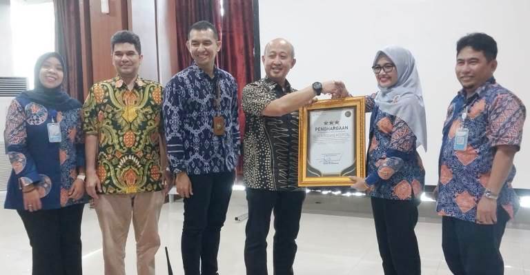 Direktur Utama SPH, dr Selfi Farisha, saat menerima penghargaan bintang tiga dari BPJS Kesehatan dari Direktur Teknologi Informasi BPJS Kesehatan, Edwin Aristiawan, Jumat (21/2/2025).