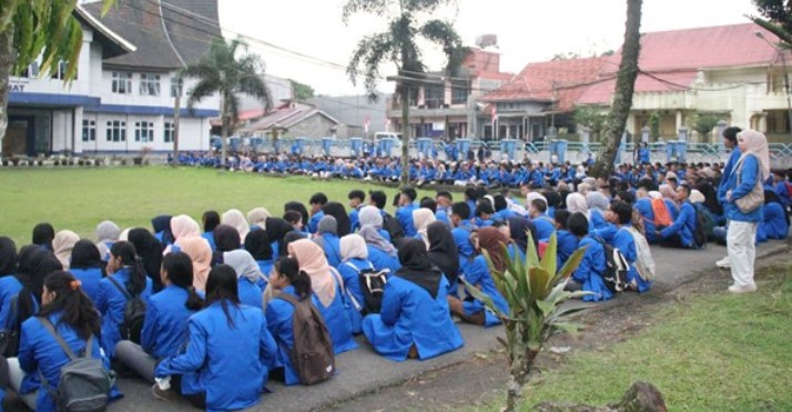Mahasiswa ISI Padangpanjang sedang berkumpul di lapangan kampus.