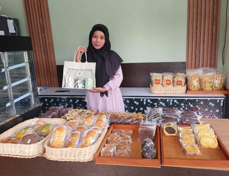 DIBURU: Owner Nona Cake Nova menunjukkan aneka kue yang dijualnya, baru-baru ini.(ZIKRINIATI/PADEK)