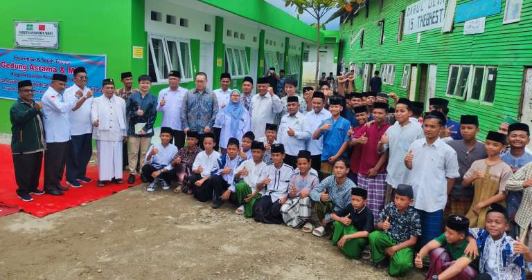 Foto bersama Kedutaan Besar Republik Rakyat Tiongkok (RRT) dengan keluarga besar PPMTI Batang Kabung, Senin (24/2/2025). (Randi/Padang Ekspres)