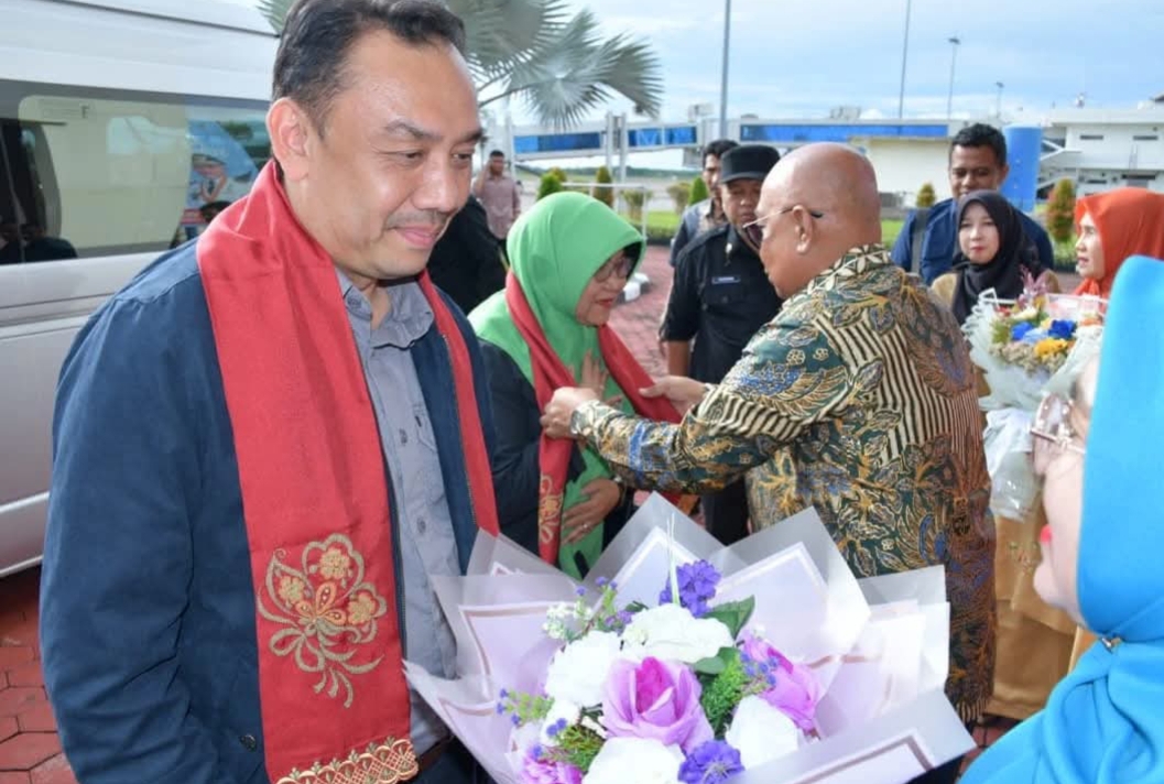 Wakil Bupati Agam Muhammad Iqbal didampingi Ketua TP-PKK Kabupaten Agam, Ny Merry Benni Warlis disambut hangat Sekda Edi Busti di BIM. (Foto: Kominfo)