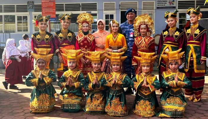 Komandan Lanud Sutan Sjahrir, Kolonel Nav. Sani Salman Nuryadin, bersama peserta Angkasa Expo 2025.