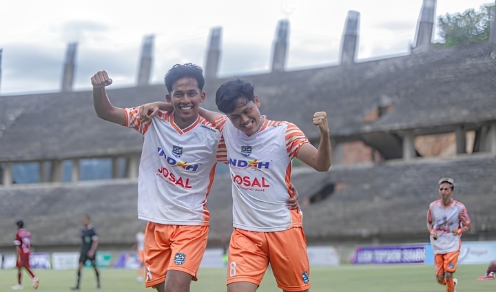 Syafrinaldi dan Zeer Azuma, duo gelandang Josal FC selebrasi usai timnya membobol gawang Ricefield Town FC (Foto: Fahrez Kusuma)