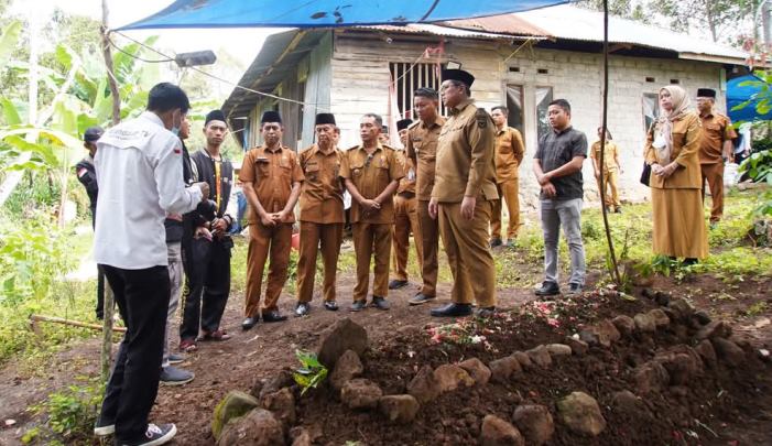Wakil Bupati Tanahdatar, Ahmad Fadly, saat ziarah ke makam Cinta Novita Sari (15), warga Jorong Guguak Manih, Nagari Sumaniak, Kecamatan Salimpaung, Senin (24/2/2025).