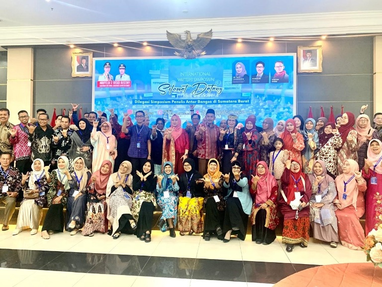 SUKSES: Simposium Penulis Antar Bangsa bertema &ldquo;Semua Bisa Jadi Penulis&rdquo; yang dilaksanakan pada 21-22 Februari 2025, sukses memukau para pecinta literasi dan calon penulis.(TIM LAMAN GURU)