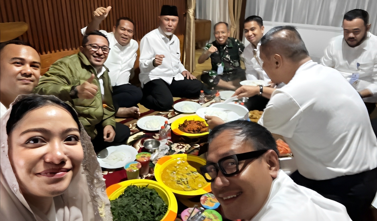 Bupati Dharmasraya Annisa Suci Ramadhani makan malam bersama KDH/WKDH. Acara ini digelar Gubernur Sumbar di Akmil Magelang, Senin (24/2).
