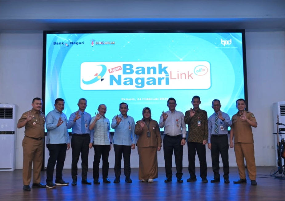 Bank Nagari meluncurkan re-branding layanan Laku Pandai dengan nama baru, Agen Bank Nagari Link, dalam sebuah acara yang digelar di Bagindo Aziz Chan Youth Center, Padang, Senin (24/2). (Foto: Humas)