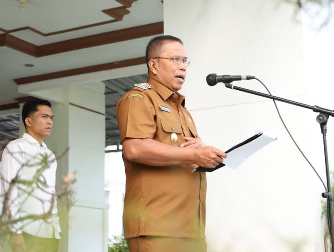 Wakil Wali Kota Pariaman periode 2025-2030, Mulyadi, memimpin apel gabungan perdana sekaligus bersilaturahmi dengan pimpinan, ASN dan non-ASN di Balaikota Pariaman. (Foto: Kominfo)