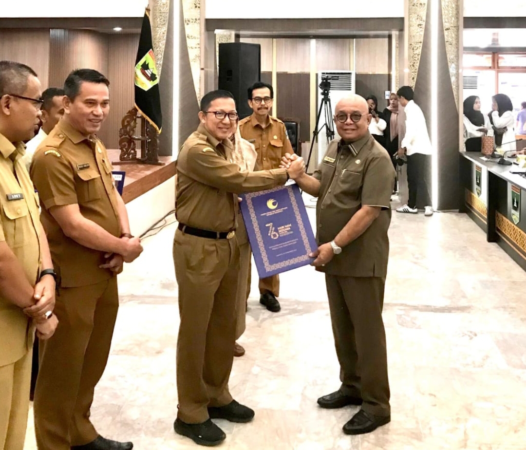 Sekretaris Daerah Kabupaten Agam, Edi Busti, mewakili Bupati Agam, Benni Warlis menerima penghargaan kabupaten peduli HAM. (Foto: Kominfo)