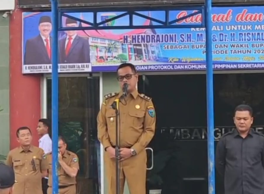 Wakil Bupati Pesisir Selatan, Risnaldi Ibrahim, menyampaikan pesan inspiratif dalam apel perdana di lingkungan Pemerintah Kabupaten Pesisir Selatan, Senin (24/2/2025). (Foto: Kominfo)