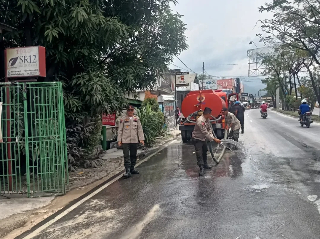Petugas BPBD Kota Padang menyiram debu di jalan raya Indarung, kawasan  Bandabuek Rimbo Data. (Foto: Instagram @pusdalopskotapadang)
