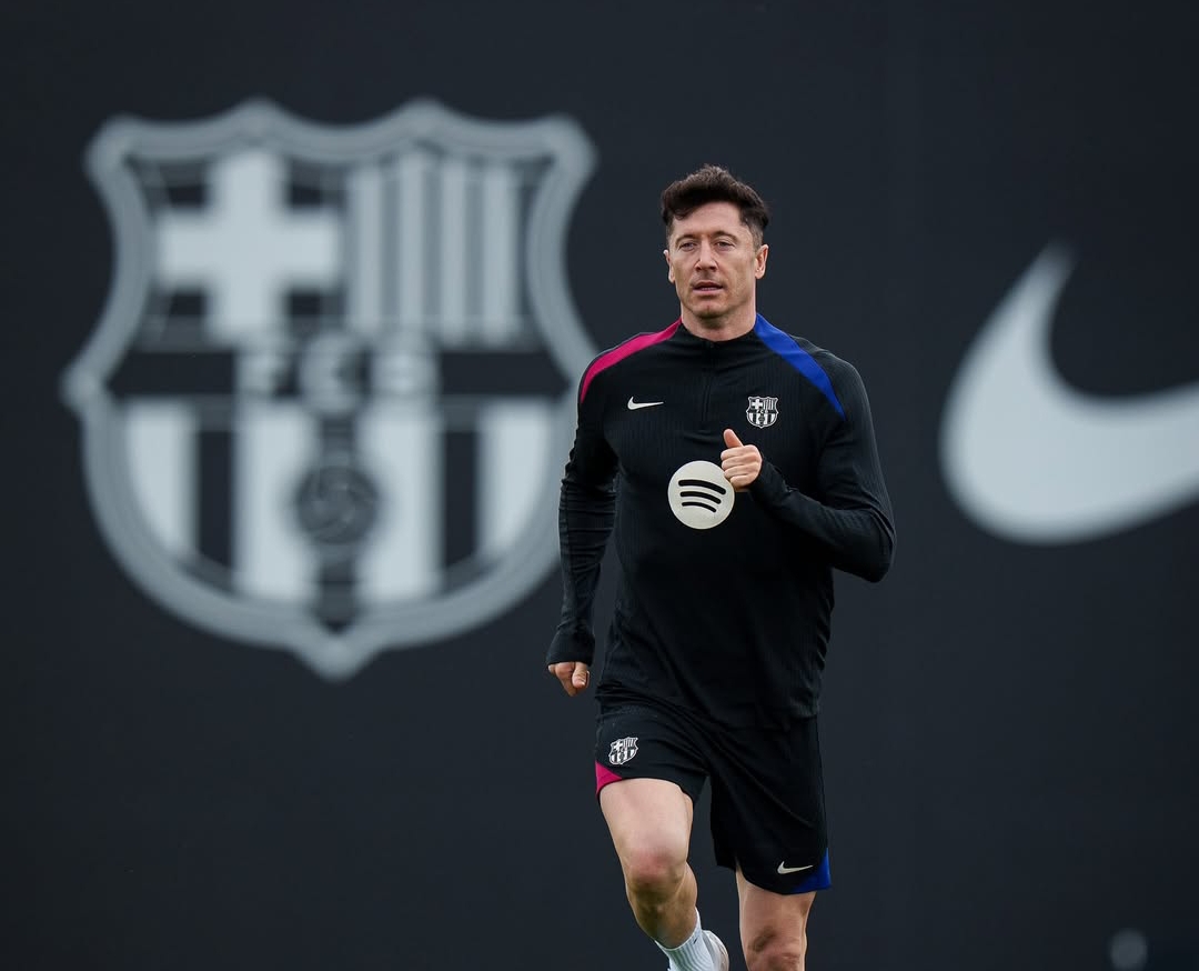 Robert Lewandowski latihan jelang laga Barcelona vs Atletico Madrid di leg pertama semifinal Copa del Rey, di Estadi Ol&iacute;mpic Llu&iacute;s Companys, Rabu (25/2) pukul 03.30 WIB. (Foto: Instagram @fcbarcelona)
