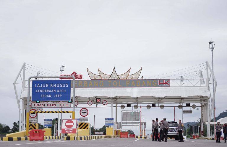 PROGRES POSITIF: Pekerja sedang berada Gerbang utama Tol Padang-Pekanbari Seksi Padang-Sicincin. Ruas ini meraih predikat Bintang 5 setelah menjalani Uji Laik Fungsi dan Operasi (ULFO). (DOKUMEN HK)