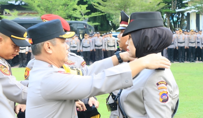 Kapolda Sumbar Irjen Pol Gatot Tri Suryanta saat memimpin Sertijab Kapolsek Sipora, Polres Kepulauan Mentawai di halaman Mapolda Sumbar Senin (24/2/2025) pagi. (Humas Polda Sumbar)