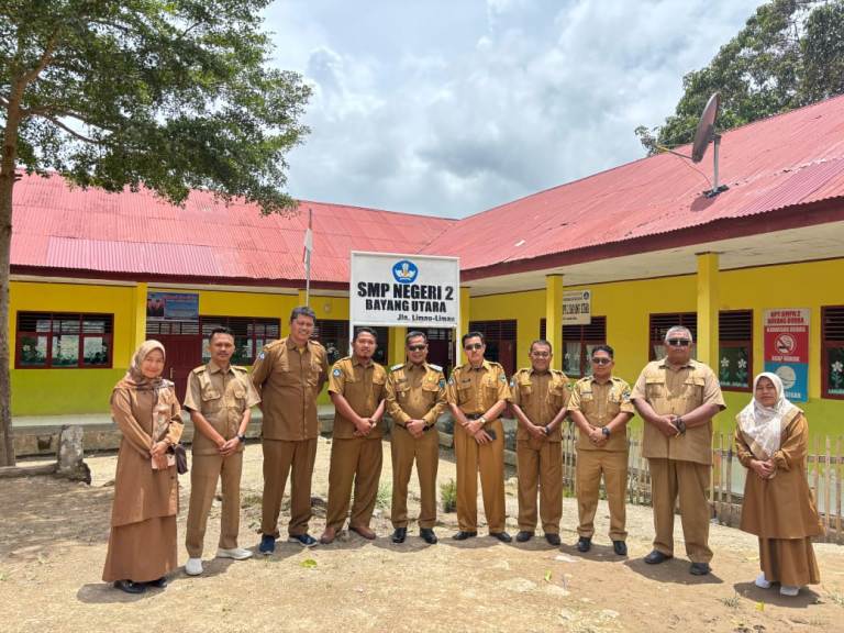 Wabup Pessel Risnaldi Ibrahim (tengah) didampingi Kabid SMP Sudirman foto bersama dengan kepala sekolah dan majelis guru di SMPN 2 Bayang Utara. (dok Prokopim)