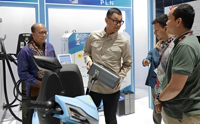 Dirut PLN, Darmawan Prasodjo dan Direktur Manajemen Risiko PLN, Suroso Isnandar (kiri) saat mengunjungi booth PLN di IIMS 2025 pada&nbsp;Minggu&nbsp;(16/2).