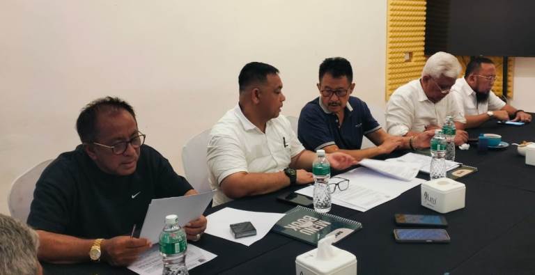 Ketua DPW PPP Sumbar Hariadi dan Atmani Wedhana Law Firm & Partner, menggelar konferensi pers terkait polemik kepemilikan Kantor DPW PPP Sumbar yang ada di Lolong Belanti Barat, Senin (24/2/2025).