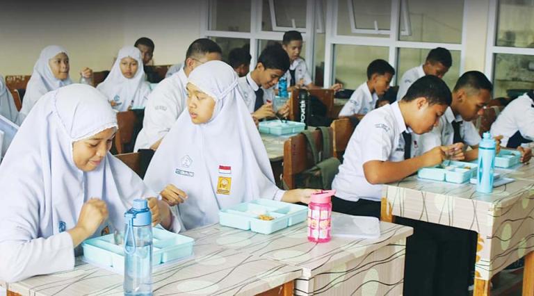 TAHAP AWAL: Program MBG resmi dimulai di Bukittinggi, dipusatkan di SMPN 2 Bukittinggi, kemarin.(TIM LAMAN GURU)