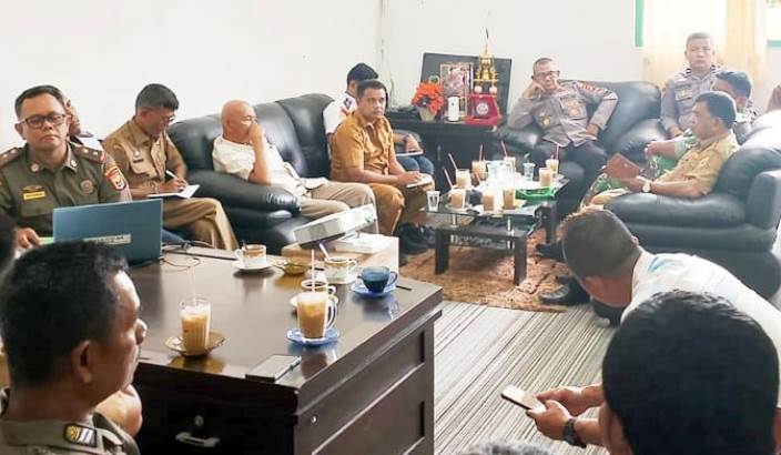 Kepala Satpol PP dan Damkar Kota Pariaman, Alfian gelar rapat teknis persiapan penertiban PKL, Selasa (25/2/2025).