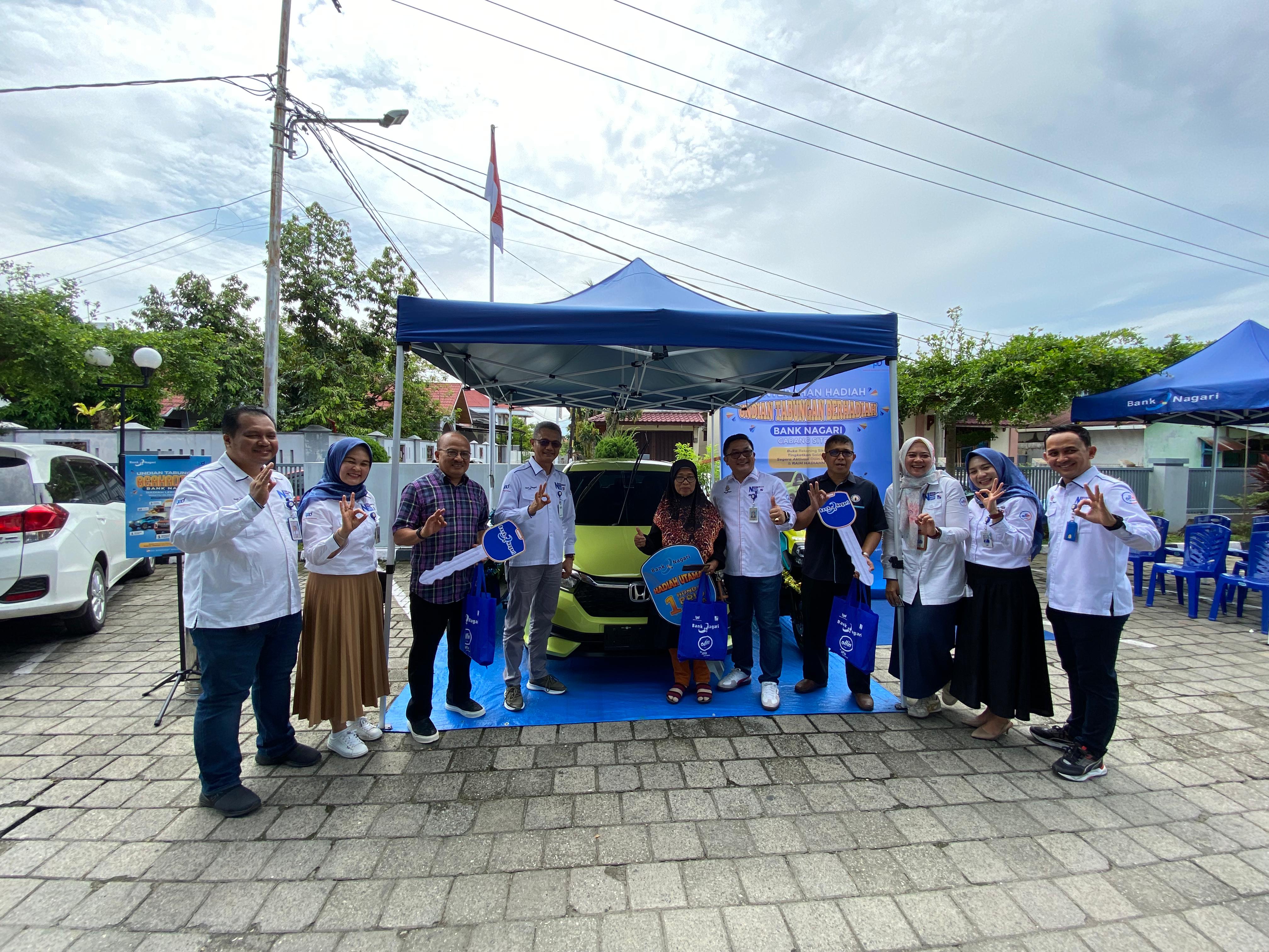 Direktur Operasional Bank Nagari Zilfa Efrizon didampingi Pimpinan Cabang Bank Nagari Siteba Eka Warisman Telaumbanua menyerahkan secara simbolis hadiah undian satu mobil dan dua sepeda motor.