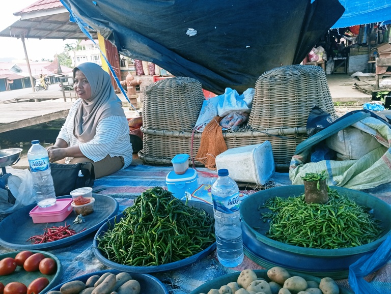MENUNGGU PEMBELI: Pedagang Pasar Padangaro sedang menunggu pembeli, kemarin.(ARDI/PADEK)