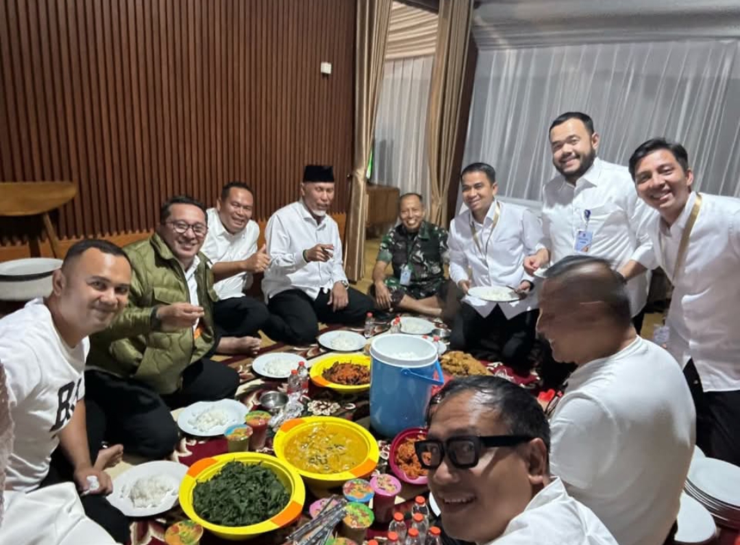 Gubernur Sumbar Mahyeldi menggelar jamuan makan malam dengan menu khas masakan Padang di Akmil. Dihadiri para peserta retret kepala daerah. (Foto: Adpim)