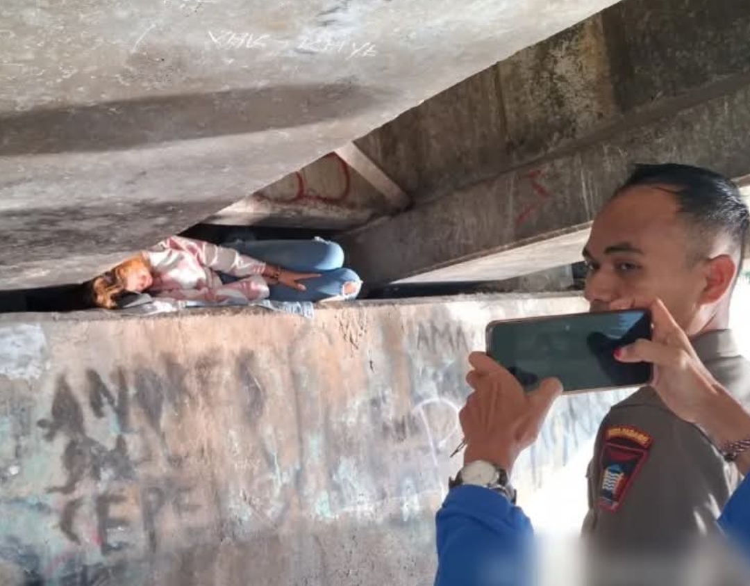 Petugas Satpol PP Kota Padang ketika akan mengamankan wanita yang tidur di bawah jembatan Muaro Panjalinan, pada Rabu (26/2/2025) pagi.(Foto: Humas Pol PP)