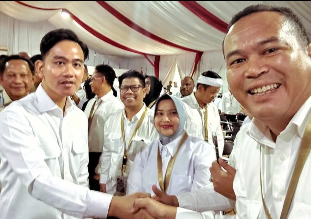 Wali Kota Pariaman, Yota Balad bersama Wapres Gibran Rakabuming Raka di lokasi kegiatan retret kepala daerah, Akmil Magelang. (Foto: Selfie YB)