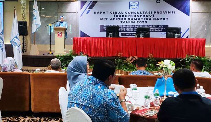 Ketua DPP Apindo Sumbar Rina Pangeran dalam Rakerkonprov 2025, Rabu (26/2/2025). (Randi/Padek.Jawapos.Com)