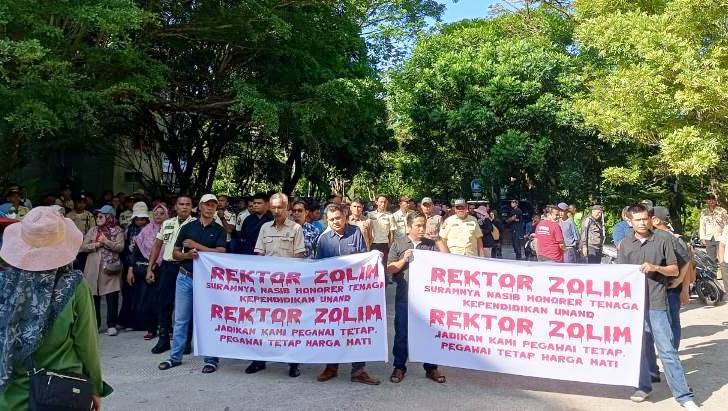Tendik PTT Unand menggelar unjuk rasa ke Rektorat dan membentangkan spanduk, Rabu (26/2/2025).